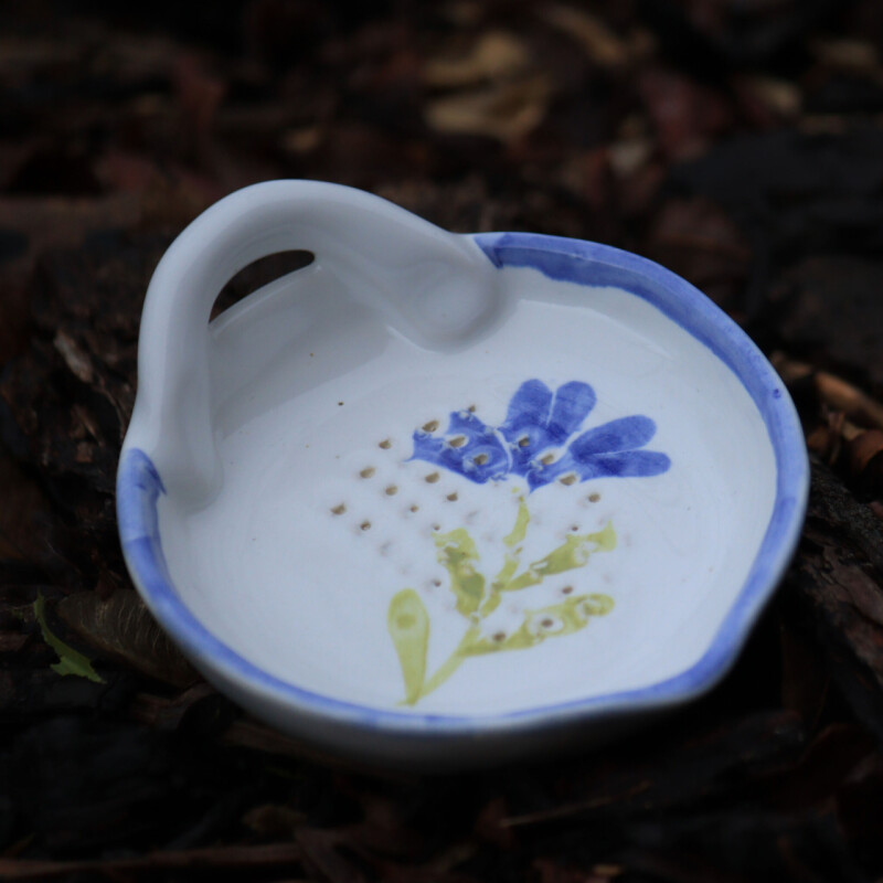 Struhátko na česnek - modrá květina