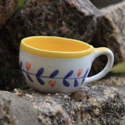 Hrnek s modrým malováním a červenými srdíčky 