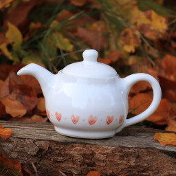 Čajová konvička se srdíčky