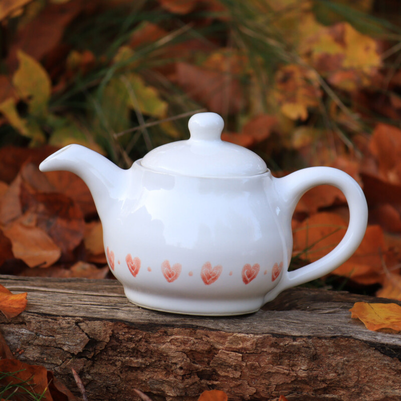 Čajová konvička se srdíčky