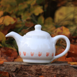 Čajová konvička se srdíčky
