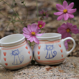 Hrnek  s kočičkou a srdíčky