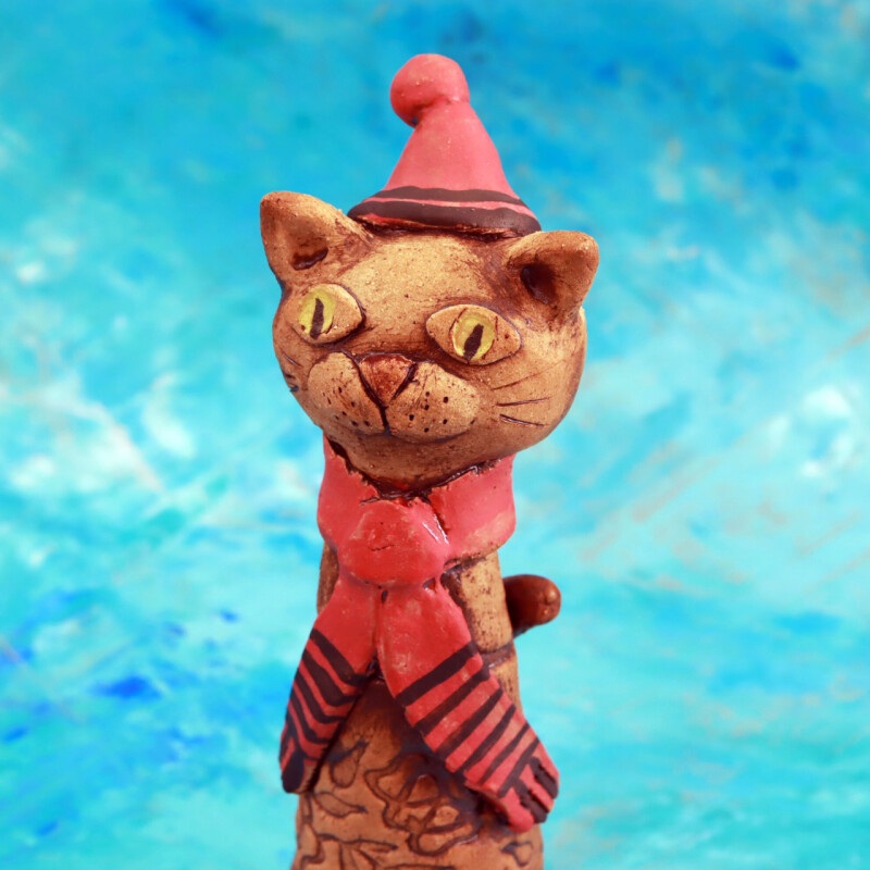 Kočka s šálou a kulichem